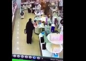 بالفيديو... كاميرات مراقبة ترصد 3 نساء يسرقن عطوراً من أحد المحال بالسعودية