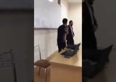 بالفيديو: أغنية تتسبب في طرد أستاذ من جامعة!