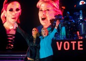 بالصور... جينفر لوبيز تدعم هيلاري كلينتون بحفل غنائي في ميامي