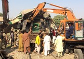 بالفيديو... ارتفاع حصيلة ضحايا حادث تصادم قطارين بباكستان إلى 19 قتيلاً
