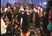 بالفيديو: عريس مصري يُهدي والدته تاج عروسه في حفل الزفاف