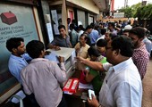 بالفيديو والصور... تزايد الغضب في الهند لبطء البنوك في صرف مبالغ نقدية للملايين