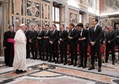 بابا الفاتيكان يتسلم هدية من المنتخب الألماني خلال استقباله قبل ودية إيطاليا