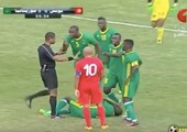 بالفيديو... لاعب تونسي يخرج عن طوره ويعتدي على منافسه الموريتاني