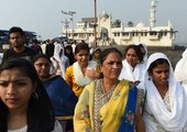 بالفيديو والصور: بعد الفوز بمعركة قضائية... عشرات النسوة يدخلن ضريحا في مسجد هندي 