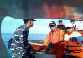 إندونيسيا تنشر سفنا للبحث عن ناجين من ركاب طائرة الشرطة الإندونيسية التي تحطمت في البحر