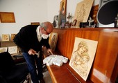 بالصور... أعمال فنان تحفظ التراث المسيحي في غزة