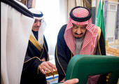 العاهل السعودي يتسلم الرقم الأول من جميع فئات الإصدار السادس من العملة الورقية والمعدنية السعودية