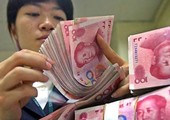 اليوان الصيني يتراجع إلى مستوى منخفض جديد في 8 سنوات ونصف