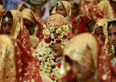 رجل أعمال هندي يقيم حفل زفاف ضخما لعرائس يتيمات الأب 