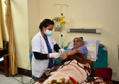 بالفيديو والصور: طبيب نيبالي يضرب عن الطعام للمطالبة بتحسين الرعاية الصحية في بلده 