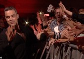 بالفيديو: روبي ويليامز يعقّم يديه بعد لمس جمهوره