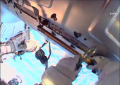 بالصور... رائدان ينفذان مهمة خارج محطة الفضاء الدولية