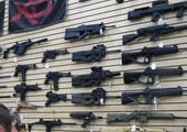 خمس مشتري الأسلحة النارية في أميركا لم يتم التأكد من سجلاتهم