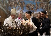 البابا فرنسيس يشجع النساء على إرضاع أطفالهن في الكنيسة 