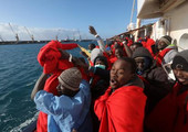 مخاوف من غرق عشرات وانتشال 13 جثة من البحر المتوسط