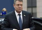 رئيس رومانيا ينضم إلى مظاهرة حاشدة ضد حكومة بلاده