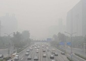 الضباب الدخاني الكثيف يخيم على بكين.. قبل الاحتفالات بالعام الصيني الجديد