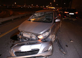 بالصور... إصابة بحرينية صدمت بسيارتها شاحنة على شارع الشيخ عيسى بن سلمان