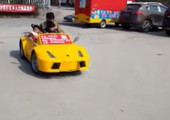 بالفيديو... جد صيني يصنع سيارة لامبورغيني كهربائية لحفيده