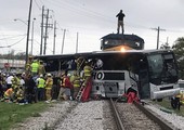بالصور... 4 قتلى في تصادم قطار شحن وحافلة في مسيسيبي