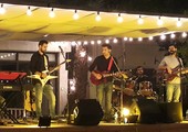 بالصور... فرقة بي جي هارموني البحرينية تنطلق في عزف مقطوعات روك آند رول وسط حي المطاعم بالعدلية