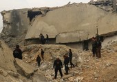 بدء خروج مقاتلين سوريين وعائلاتهم من حي الوعر بموجب اتفاق مع الحكومة