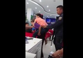 بالفيديو: عجوز تحمل ابنتها الثلاثينية على ظهرها أينما ذهبت