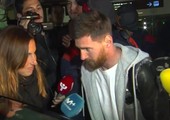 بالفيديو... ميسي يعود إلى برشلونة بخيبة أمل بسبب الإيقاف الدولي