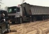 بالفيديو... كيف تدخل ولي عهد دبي لسحب شاحنة عالقة في الرمال