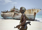 مسلحون يشتبه بأنهم قراصنة صوماليون يخطفون سفينة شحن