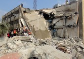نشطاء والمرصد السوري: طائرات حربية تلقي قنابل حارقة على إدلب وحماة