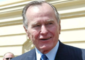 الرئيس الأميركي السابق جورج بوش الأب يمكث في المستشفى لأيام أخر