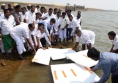 وزير هندي ينشر أوراق بوليستيرين في سد مائي تفاديا لتبخر المياه 