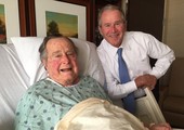 جورج بوش الأب يمكث في المستشفى لأيام أخر 