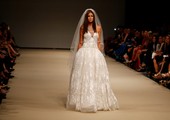 بالصور... أجمل تصاميم العروس للمصمم نعيم خان في ليما 