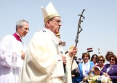 بالصور... البابا فرنسيس يدعو للوحدة في مواجهة التطرف خلال قداس بالقاهرة