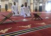 بالفيديو... بطل العالم للوزن الثقيل في الملاكمة ليس مسلماً لكنه صلى في مسجد بدبي
