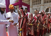 وزير هندي يقدم عصى خشبية للعرائس لاستخدامها ضد أزواجهن في حال الإساءة لهن