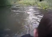 بالفيديو... مفاجأة تنقذ طفلا من الغرق