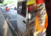 بالفيديو... حافلة صغيرة تصدم الشرطة الصينية بعد إيقافها