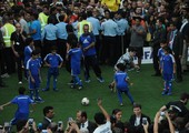 بالفيديو والصور... الاسطورة مارادونا والنجم البرازيلي رونالدينهو يستعرضان أمام الآلاف من الجماهير العاشقة