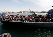 خفر السواحل الليبي يعيد 300 مهاجر لطرابلس بعد مشاحنة مع سفينة إغاثة